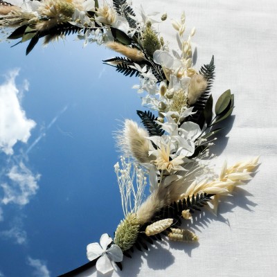 Miroir décoré de fleurs séchées blanches, beige et vert foncé. Différents formats.