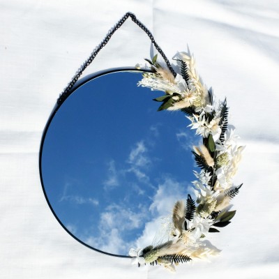 Miroir décoré de fleurs séchées blanches, beige et vert foncé. Différents formats.