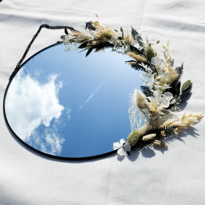 Miroir décoré de fleurs séchées blanches, beige et vert foncé. Différents formats.