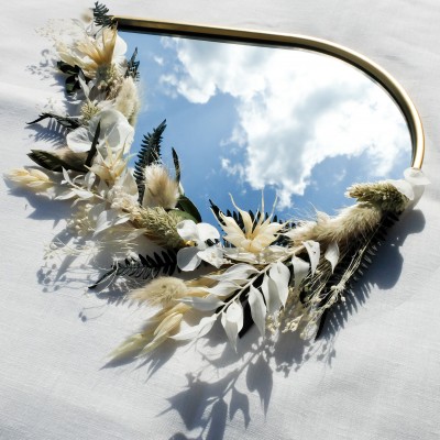 Miroir doré en forme de goutte décoré de fleurs séchées blanches, beige et vert foncé. Différents formats.
