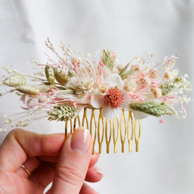 Peigne fait main en fleurs séchées et stabilisées. Tons blanc, vert et rose pâle. Taille M.