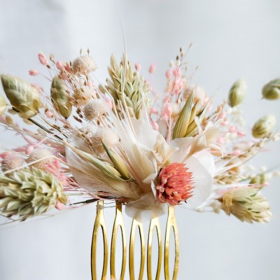 Peigne fait main en fleurs séchées et stabilisées. Tons blanc, vert et rose pâle. Taille S.
