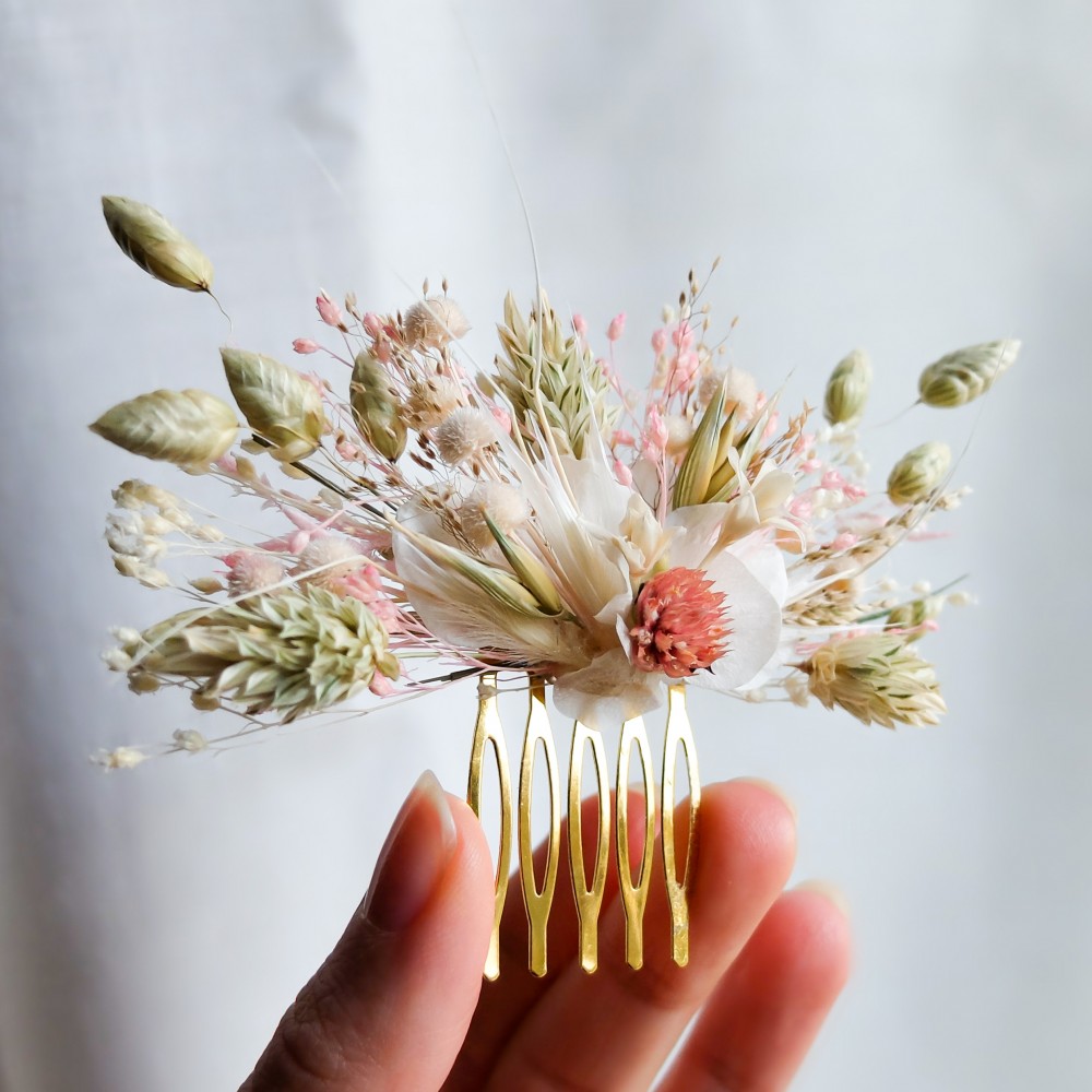 Peigne fait main en fleurs séchées et stabilisées. Tons blanc, vert et rose pâle. Taille S.