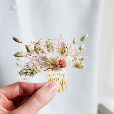 Peigne fait main en fleurs séchées et stabilisées. Tons blanc, vert et rose pâle. Taille S.