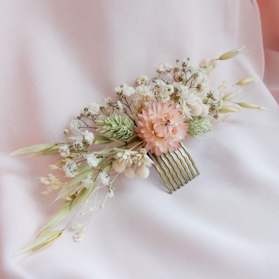 Peigne fait main en fleurs séchées et stabilisées. Tons blanc, vert et rose pâle. Différentes tailles.