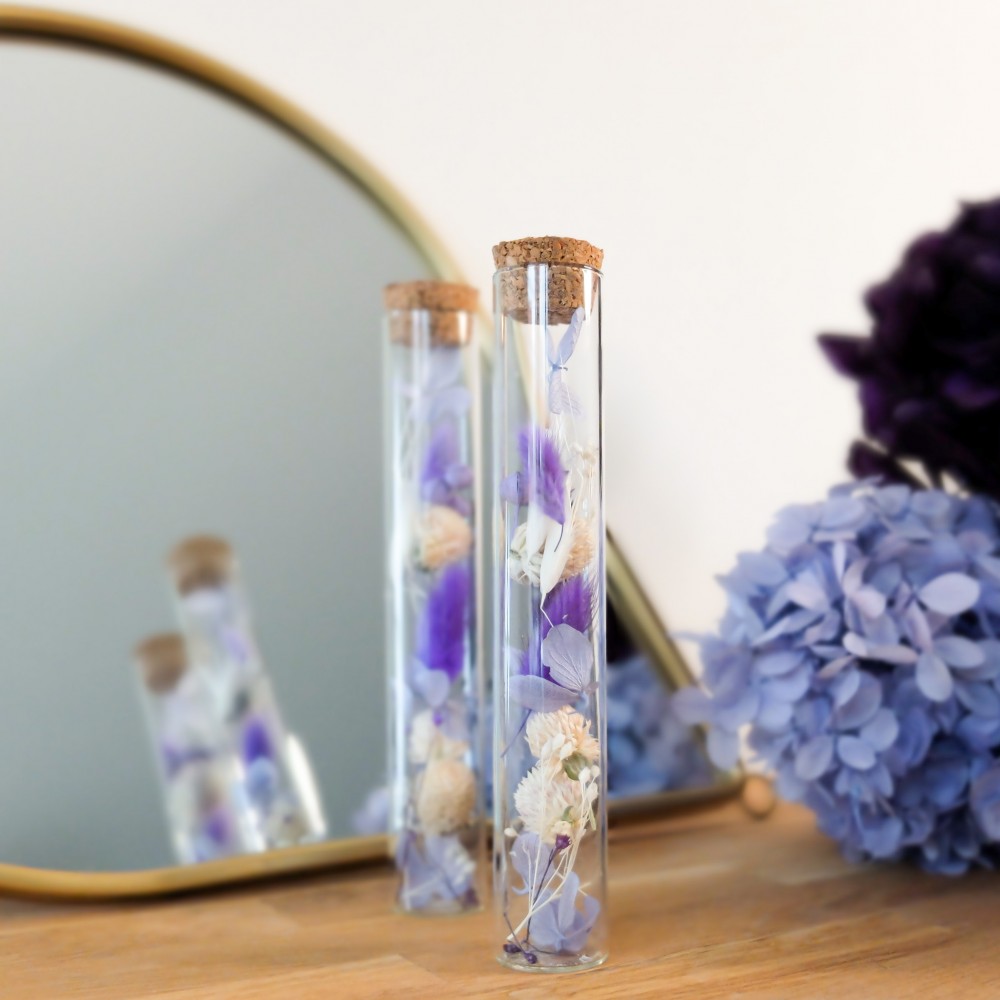 Tube en verre contenant des fleurs séchées crème, parme et violet. Petit format. Collection Milka