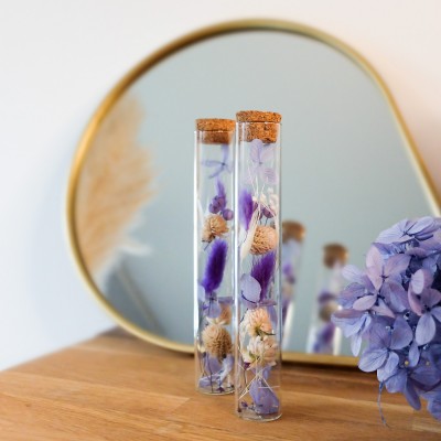 Tube en verre contenant des fleurs séchées crème, parme et violet. Petit format. Collection Milka