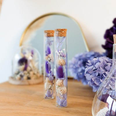 Tube en verre contenant des fleurs séchées crème, parme et violet. Petit format. Collection Milka