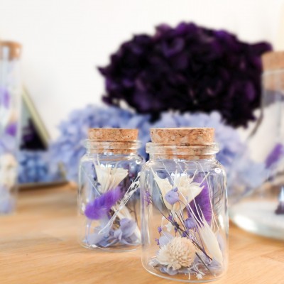 Fiole en verre contenant des fleurs séchées crème, parme, violet. Petit format. Collection Milka