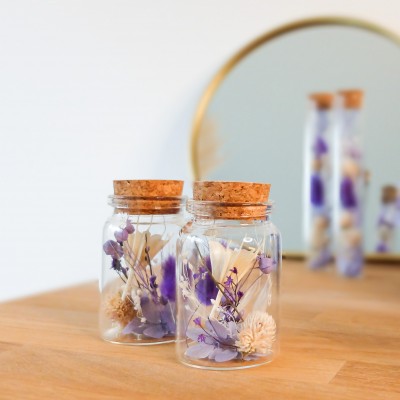 Fiole en verre contenant des fleurs séchées crème, parme, violet. Petit format. Collection Milka