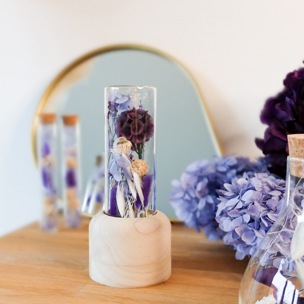 Tube en verre contenant des fleurs séchées crème, parme, violet. Format moyen. Collection Milka