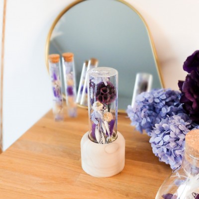 Tube en verre contenant des fleurs séchées crème, parme, violet. Format moyen. Collection Milka