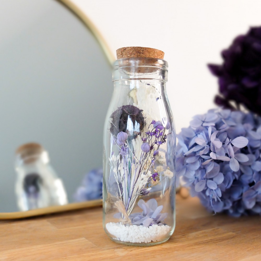 Fiole en verre contenant des fleurs séchées crème, parme, violet. Format moyen. Collection Milka