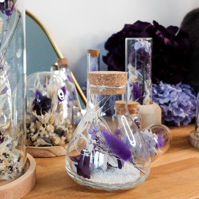 Fiole Erlenmeyer en verre contenant des fleurs séchées crème, parme, violet. Format moyen. Collection Milka