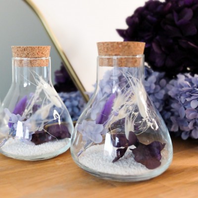Fiole Erlenmeyer en verre contenant des fleurs séchées crème, parme, violet. Format moyen. Collection Milka