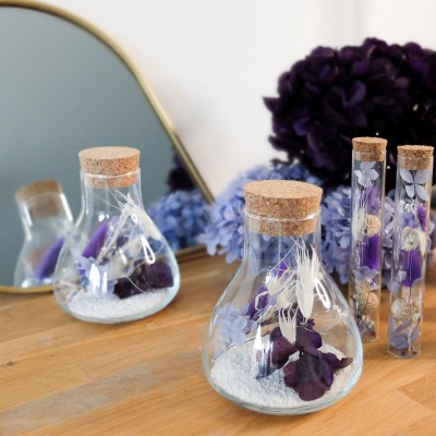 Fiole Erlenmeyer en verre contenant des fleurs séchées crème, parme, violet. Format moyen. Collection Milka