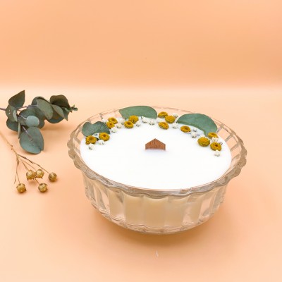 Bougie décorée de fleurs séchées. Cire recyclée et contenant chiné.