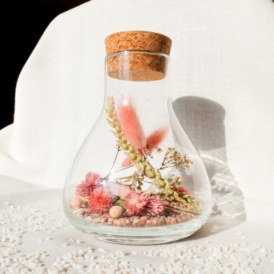 Fiole Erlenmeyer en verre contenant des fleurs séchées roses et vertes. Format moyen.