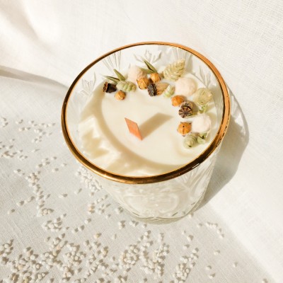 Bougie parfumée à la mandarine et décorée de fleurs séchées. Mèche en bois.