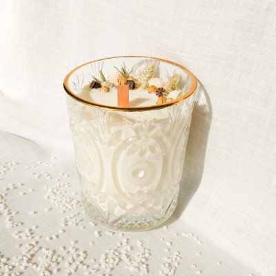 Bougie parfumée à la mandarine et décorée de fleurs séchées. Mèche en bois.