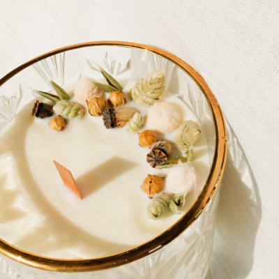 Bougie parfumée à la mandarine et décorée de fleurs séchées. Mèche en bois.