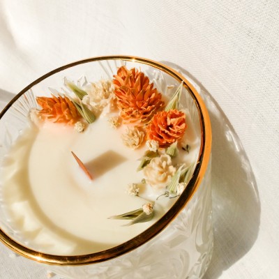 Bougie parfumée à la mandarine et décorée de fleurs séchées. Mèche en bois.