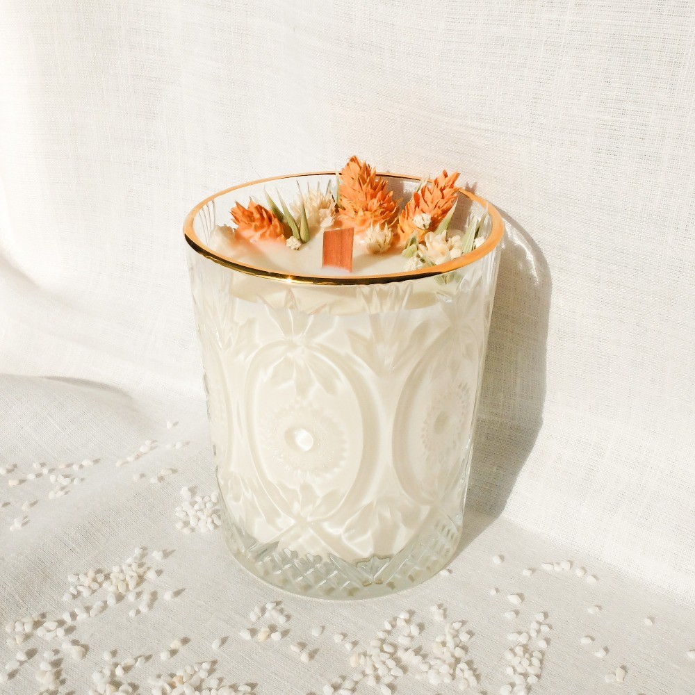 Bougie parfumée à la mandarine et décorée de fleurs séchées. Mèche en bois.