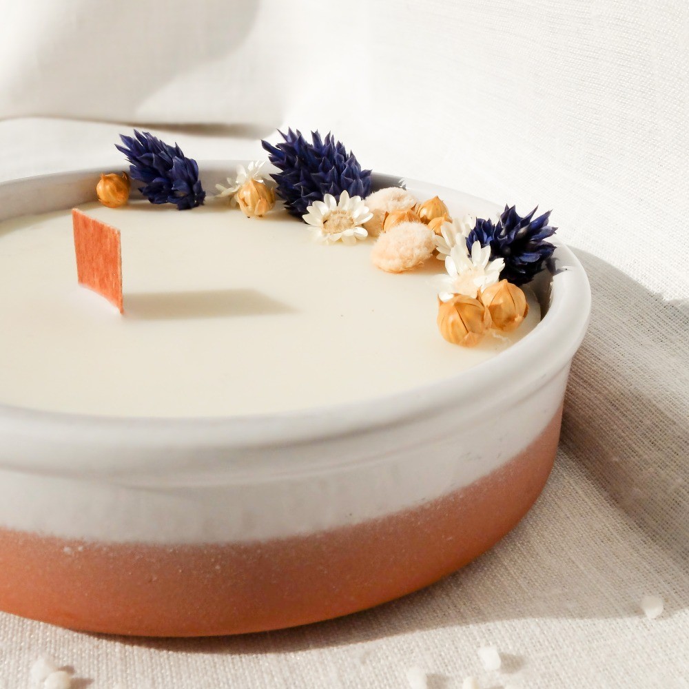 Bougie décorée de fleurs séchées. Cire recyclée et contenant chiné.
