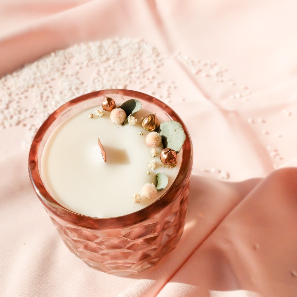 Bougie décorée de fleurs séchées. Mèche en bois.