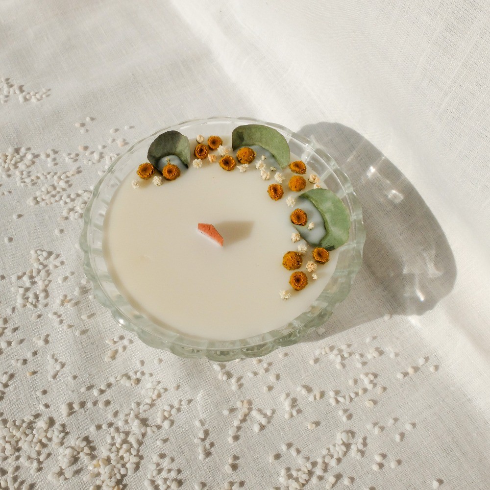 Bougie décorée de fleurs séchées. Cire recyclée et contenant chiné.