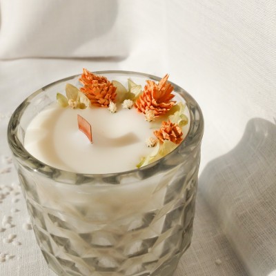 Bougie décorée de fleurs séchées. Mèche en bois.