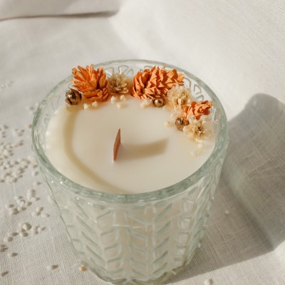 Bougie décorée de fleurs séchées. Mèche en bois.