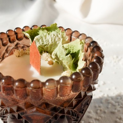 Bougie parfumée à la vanille épicée et décorée de fleurs séchées. Mèche en bois.