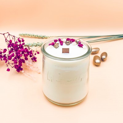 Bougie décorée de fleurs séchées. Cire recyclée et contenant chiné.