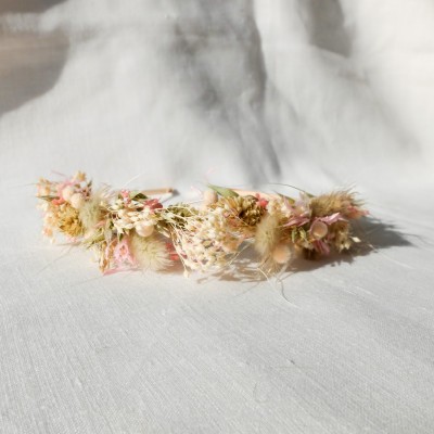 Diadème, fait main, en fleurs séchées et stabilisées. Tons blanc, vert et rose pâle.