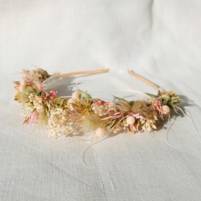 Diadème, fait main, en fleurs séchées et stabilisées. Tons blanc, vert et rose pâle.