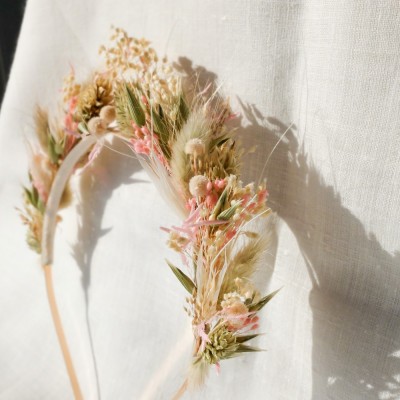 Diadème, fait main, en fleurs séchées et stabilisées. Tons blanc, vert et rose pâle.
