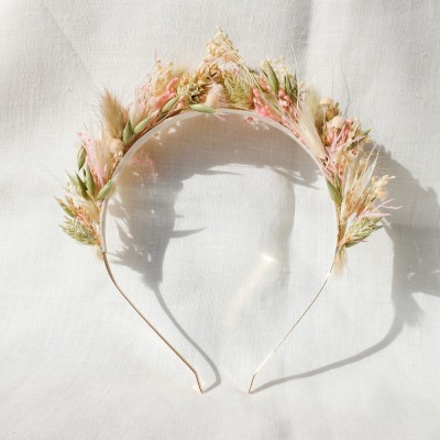 Diadème, fait main, en fleurs séchées et stabilisées. Tons blanc, vert et rose pâle.