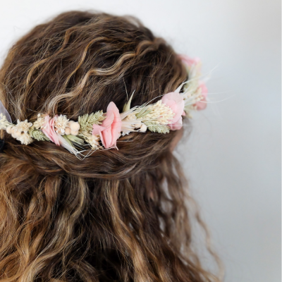 Couronne, faite main, en fleurs séchées et stabilisées. Tons blanc, vert et rose pâle.