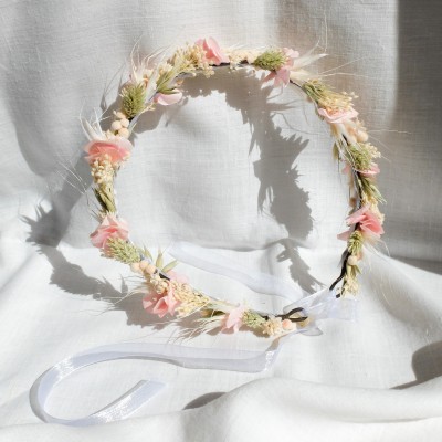 Couronne, faite main, en fleurs séchées et stabilisées. Tons blanc, vert et rose pâle.