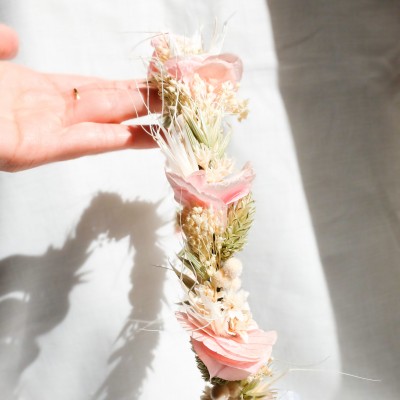 Couronne, faite main, en fleurs séchées et stabilisées. Tons blanc, vert et rose pâle.