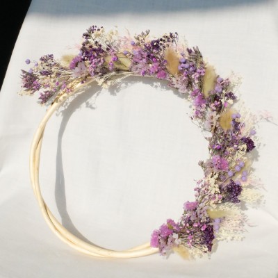 Couronne de fleurs séchées et stabilisées. Coloris blanc, rose et violet.