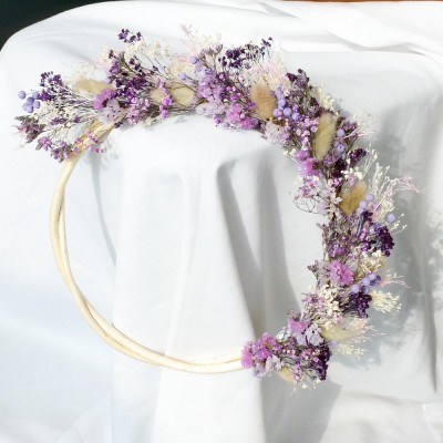 Couronne de fleurs séchées et stabilisées. Coloris blanc, rose et violet.
