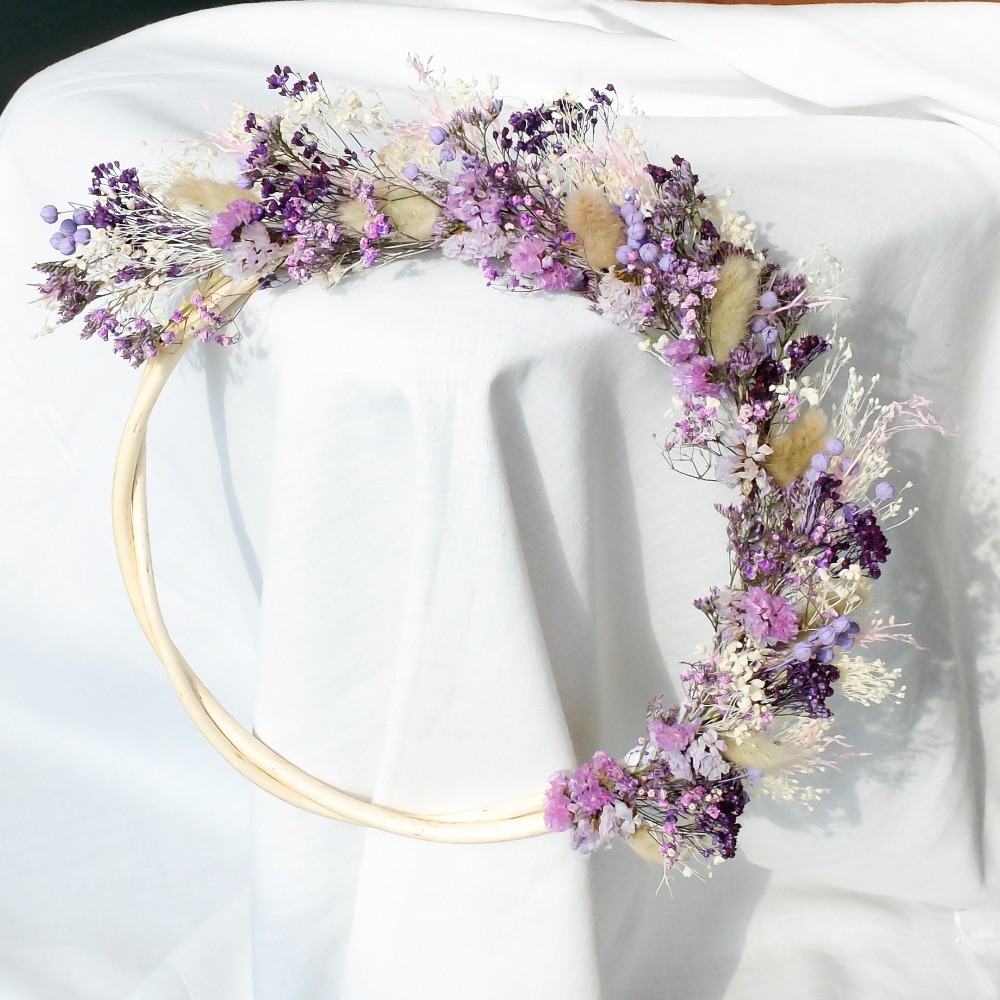 Couronne de fleurs séchées et stabilisées. Coloris blanc, rose et violet.