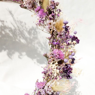 Couronne de fleurs séchées et stabilisées. Coloris blanc, rose et violet.