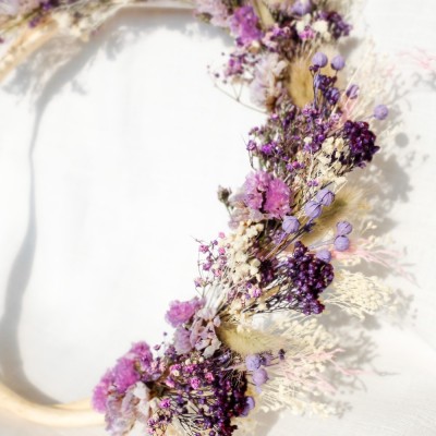 Couronne de fleurs séchées et stabilisées. Coloris blanc, rose et violet.