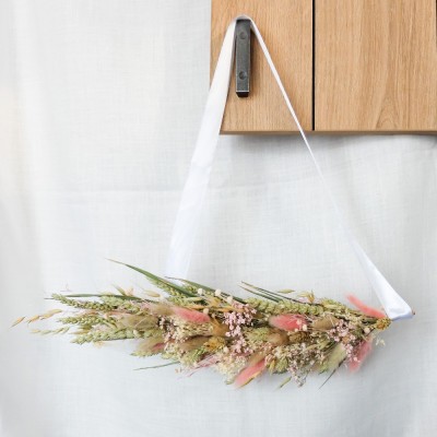 Suspension murale fleurie en rose et vert. Ruban en soie.