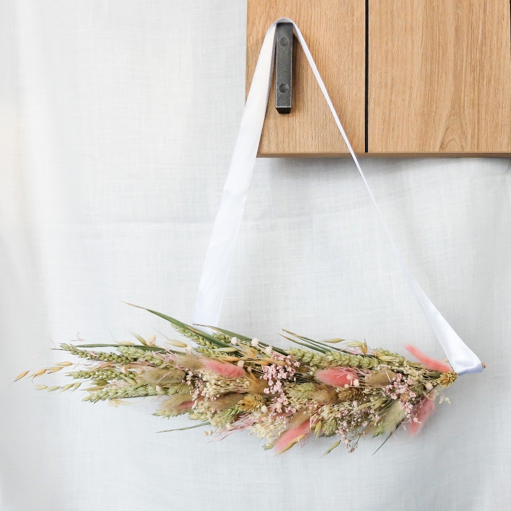 Suspension murale fleurie en rose et vert. Ruban en soie.