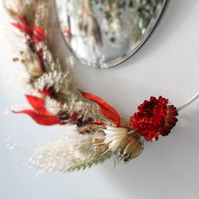 Couronne fleurie et miroir. Coloris beige, rouge et vert.
