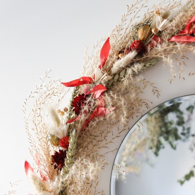Couronne fleurie et miroir. Coloris beige, rouge et vert.